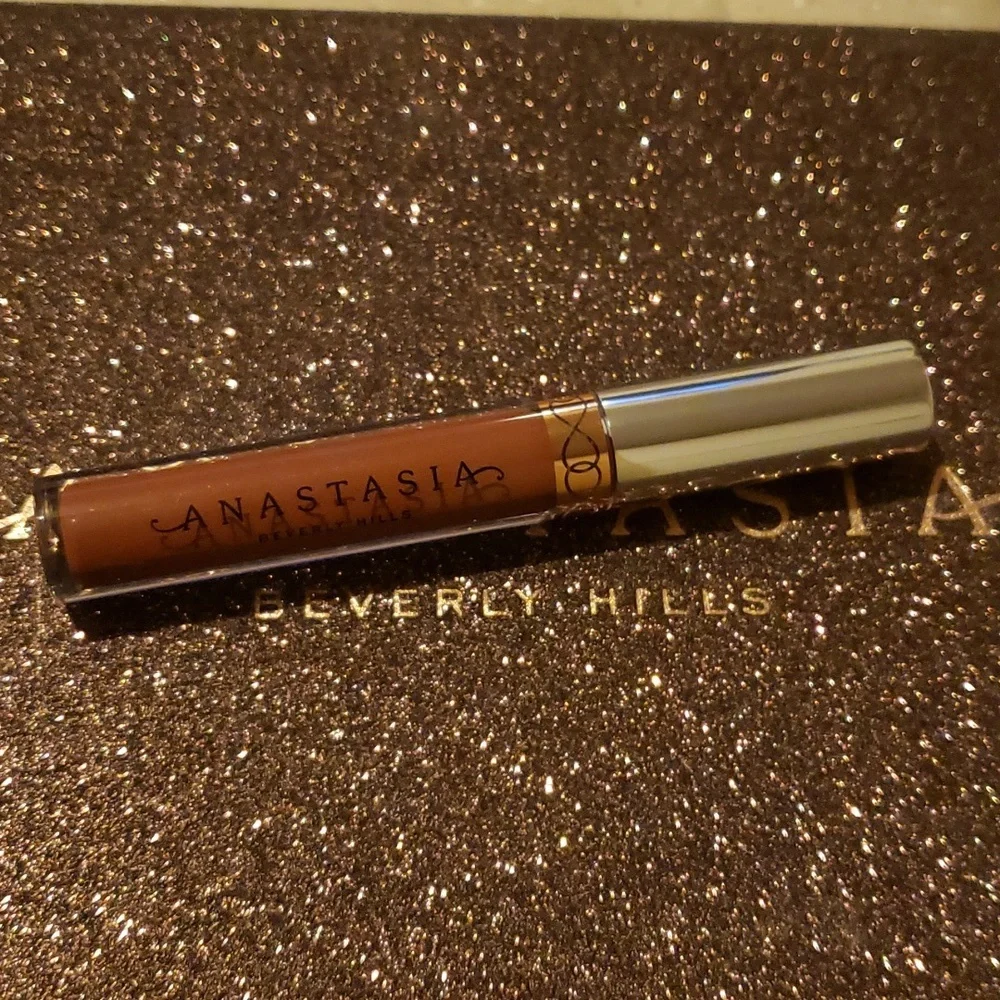 🌟HP🌟❇️🧚‍♀️WEEKENDER Anastasia BH DISCONTINUED Liq Lipstick NWOBox